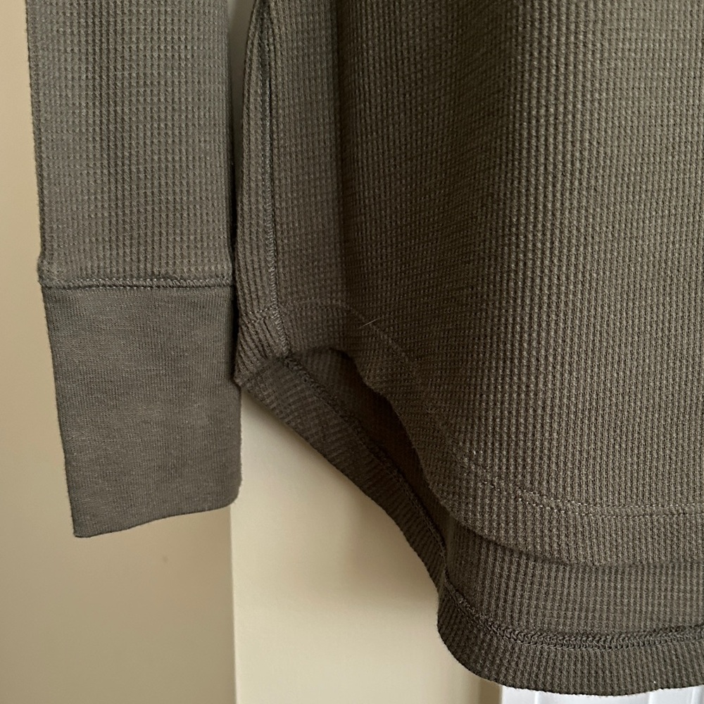GAP -Bundle: White, Olive, and Gray Long Sleeve Tops - Picture 6 of 16